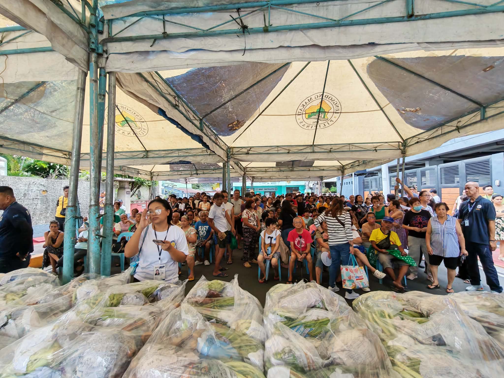 Distribution of Gulay ni Mayora Ate Nancy Binay