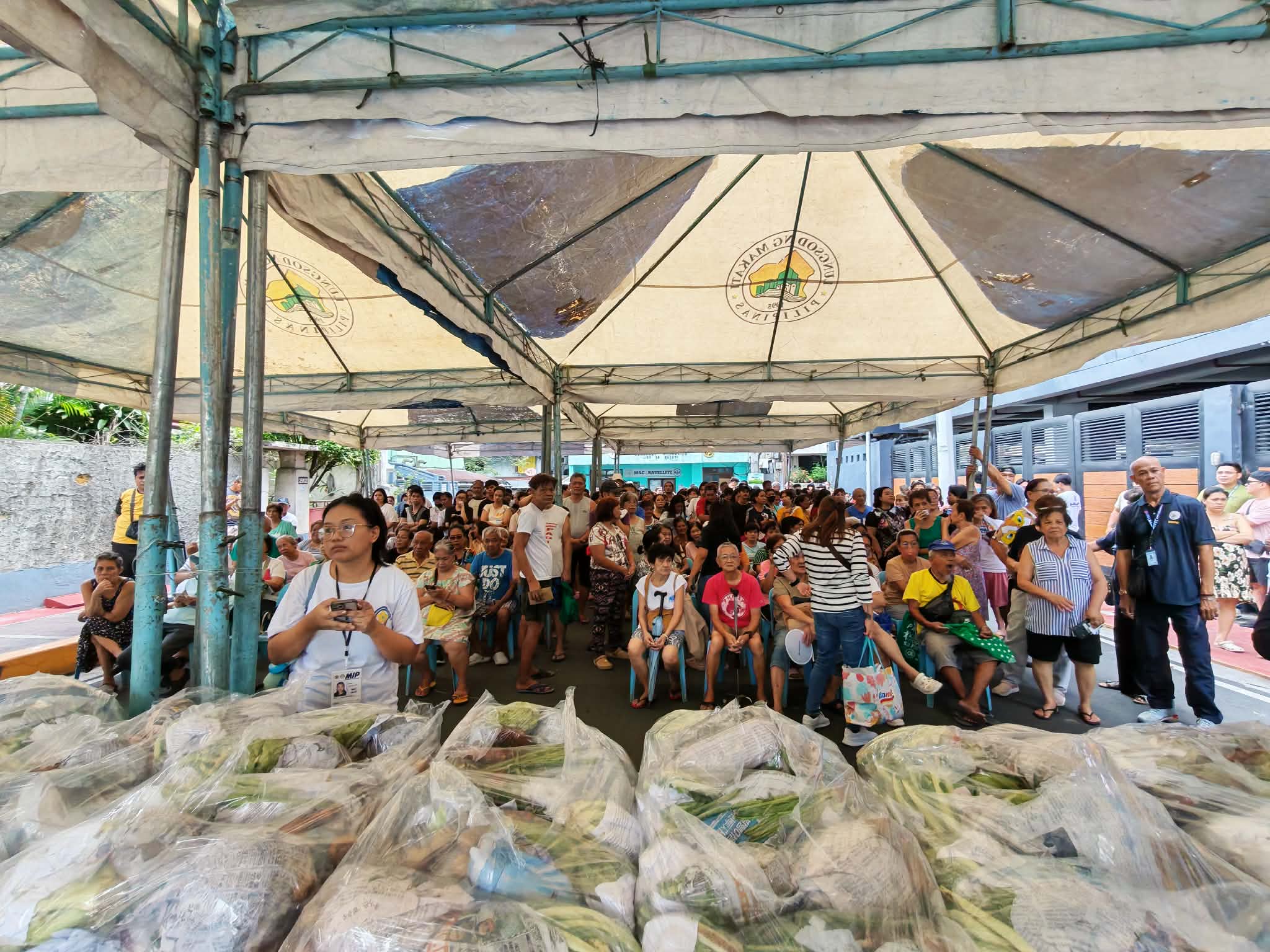 Distribution of Gulay ni Mayora Ate Nancy Binay